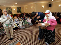 Aleviten bei einer Zeremonie in einem Gebetshaus in Istanbul; Foto: AP