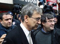 Orhan Pamuk verlässt im Dezember 2005 das Gericht in Istanbul; Foto: AP