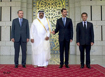 Der türkische Primierminister Recep Tayyip Erdogan, der Emir von Katar Scheich Hamad bin Khalifa Al Thani, Syriens Präsident Bashar Assad und Frankreichs Präsident Nicolas Sarkozy bei dem Vierer-Gipfel in Damaskus (v.l.); Foto: AP