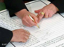 Unterzeichnung der Übergangsverfassung im März 2004 durch den irakischen Regierungsrat in Bagdad; Foto: AP