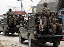 Pakistani military on the way to the Swat Valley (photo: AP)