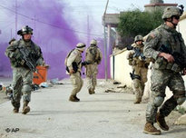 US-Soldaten auf Patrouille in Ramadi, Irak; Foto: AP