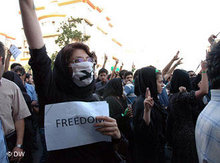 Women demonstrating in Teheran (photo: DW)