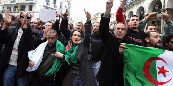 محتجون جزائريون