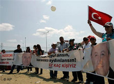 Demonstration für Tuncay Ozkan, einer der 56 Angeklagten im Ergenekon-Prozess, vor dem Silivri-Gefängnis in Istanbul; Foto: AP