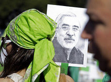 Demonstrantin hält Bild von Mir Hussein Mussawi; Foto: AP