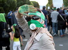 Pro-Mussawi-Demonstrantin in Teheran; Foto: AP