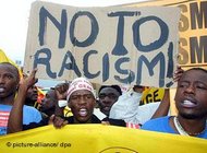 Demonstranten in Durban 2001; Foto: picture-alliance/dpa