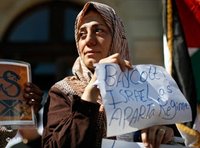 Demonstrantin mit Boykott-Plakat; Foto: AP