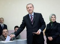 Türkischer Ministerpräsident Erdogan und seine Frau bei der Stimmabgabe; Foto: AP