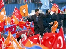 Fahnen schwenkende AKP- Anhänger; Foto: dpa