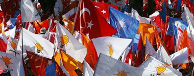 Demonstration von Anhängern der AKP in Istanbul; Foto: AP