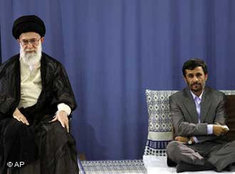 Revolutionsführer Ali Khamenei (l.) und Präsident Mahmud Ahmadinedschad; Foto: AP