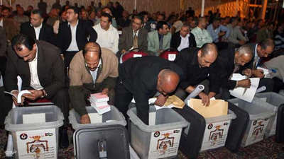 Jordanische Wahlhelfer bei der Wahlvorbereitung; Foto: AP