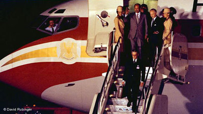 Der ägyptische Präsident Anwar as-Sadat steigt am 22. November 1977 in Tel Aviv aus dem Flugzeug; Foto: David Rubinger