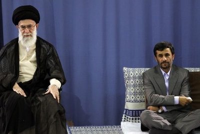 Ayatollah Chamenei und Präsident Ahmadinejad; Foto: AP
