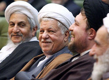Ayatollah Hassan Sanei (links) und Ayatollah Rafsandschani (Mitte); Foto: DW