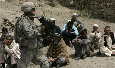 Amerikanisches Militär und afghanische Zivilbevölkerung; Foto: AP