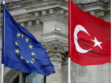 Fahnen der EU und der Türkei; Foto: AP