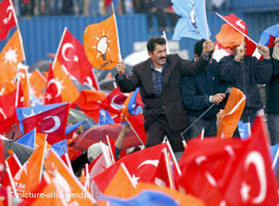 Anhänger der türkischen Regierungspartei AKP schwenken ihre Fahnen in Istanbul; Foto: dpa
