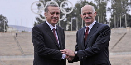 Recep Tayyip Erdoğan (links) und Giorgos Papandreou im Panathinaikos-Stadion von Athen; Foto: AP 