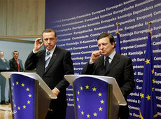 Der türkische Ministerpräsident Erdogan und EU-Kommissionspräsident Barroso in Brüssel; Foto: AP