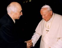 Fethullah Gülen shaking hands with Pope John Paul II (photo: AP)