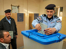 Polizist während der Stimmabgabe bei der Parlamentswahl im Irak; Foto: AP