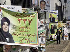 Wahlplakate in einer Straße in Bagdad