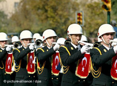 Militärparade anlässlich des 80. Jahrestags der Gründung der türkischen Republik; Foto: picture alliance/dpa Militärparade anlässlich des 80. Jahrestags der Gründung der türkischen Republik; Foto: picture alliance/dpa