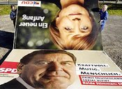 Wahlplakate mit Schröder und Merkel; Foto: AP