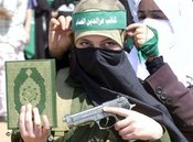 Weibliches Hamas-Mitglied hält Koranexemplar in der Hand; Foto: AP