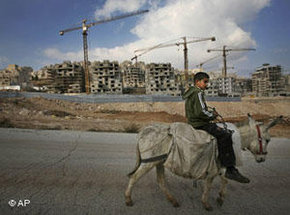 Ein Kind reitet auf einem Esel an jüdischen Siedlungen in Ostjerusalem vorbei; Foto: AP