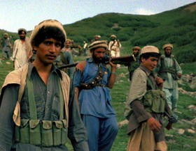 Afghanische Mujahidin an der pakistanischen Grenze, 1985; Foto: Wikipedia