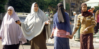 Kopftuch und Nikab tragende Frauen; Foto: AP