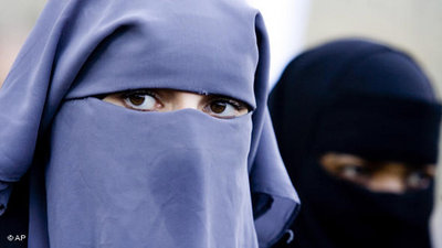 Zwei Nikab tragende Frauen; Foto: AP