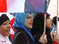 Demonstration in Paris gegen das Kopftuchverbot an staatlichen Schulen, Foto: AP