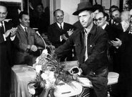 Armando Rodrigues, der millionste Gastarbeiter, bei seiner Ankunft in Deutschland 1964