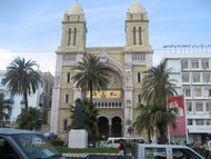 Christliche Kirche und Ibn Khaldoun-Denkmal in Tunis