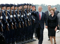 Der erste Gast des G8-Gipfels: Präsident George W. Bush mit Gattin auf dem Flughafen in Rostock; Foto: AP