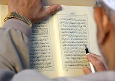 Muslim liest den Koran; Foto: dpa