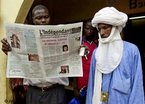 Zeitungsleser in Mali, Foto:AP