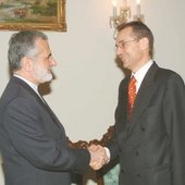 Tim Guldimann, (rechts im Bild) zusammen mit dem früheren iranischen Außenminister Kamal Kharazzi; Foto: &amp;copy solidaritaet.com