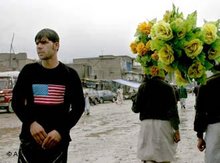 Mann mit Amerika-Pullover in Kabul, Foto: AP