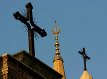 Minarett der Mohammed-al-Amin-Moschee und zwei Kreuze der maronitischen Sankt-George-Kathedrale in Beirut; Foto: AP