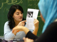 Teacher Lamya Kaddor during an Islam class at 'Glückauf' junior high school in Dinslaken 2006 (photo: dpa)