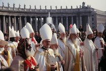 Versammlung der Bischöfe bei dem 2. Vatikanischen Konzil auf dem Petersplatz; Foto: Peter Geymayer