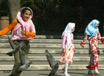 Türkische Mädchen spielen in einem Park in Istanbul; Foto: AP