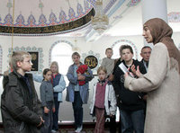 Besucher beim Tag der Offenen Moschee; Foto: AP