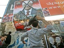Palästinenser werfen mit Schuhen nach Poster von Abbas; foto: dpa